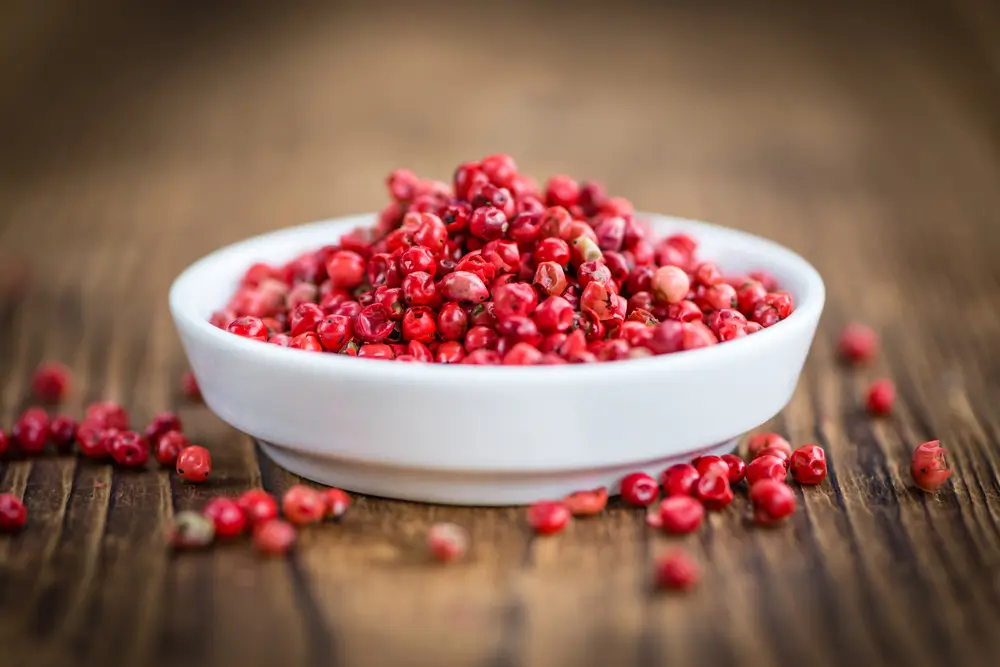 Bagaimana pink pepper berinteraksi dengan aroma floral dan kayu dalam parfum