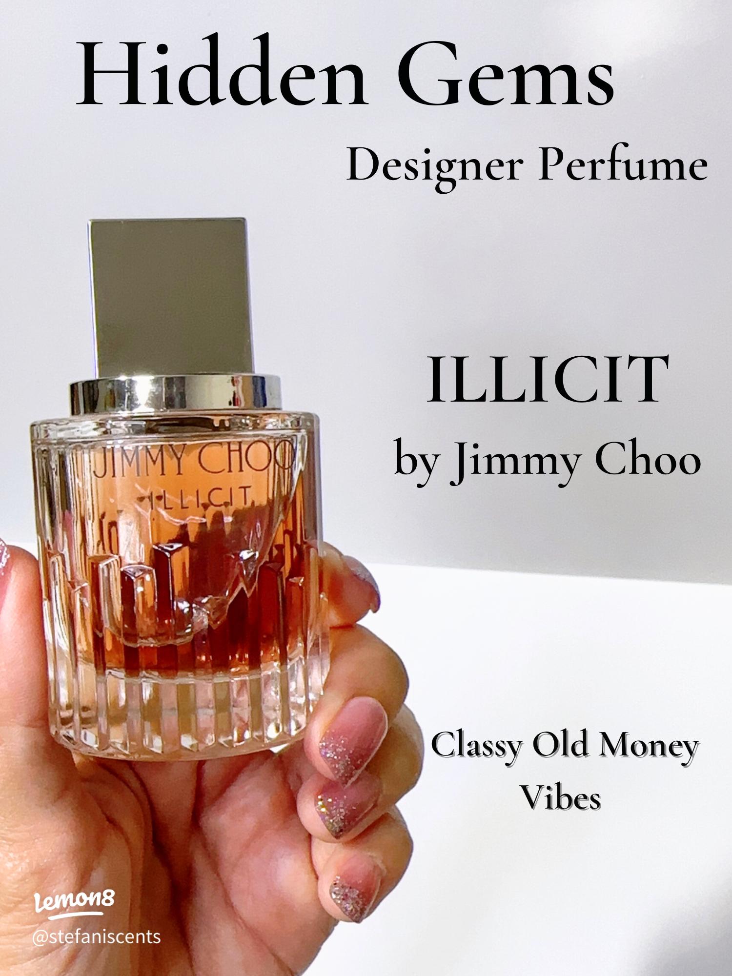 Apa peran pencahayaan dalam menonjolkan detail dan nuansa dari background serta aksesoris parfum