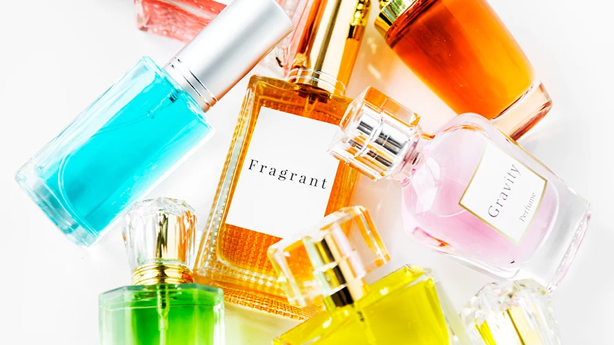 Bagaimana tekstur visual dan sentuhan dapat meningkatkan daya tarik emosional parfum