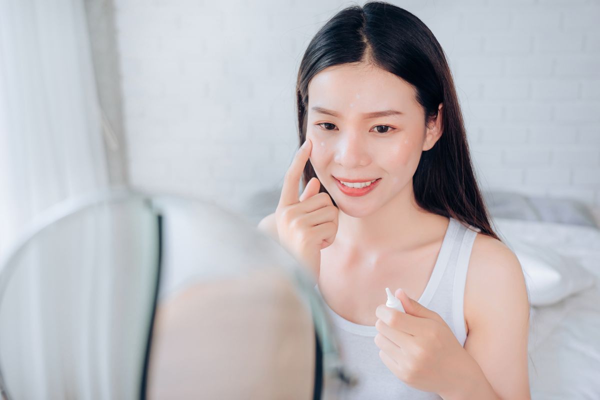 Apa produk makeup yang mengandung postbiotik untuk kulit wajah