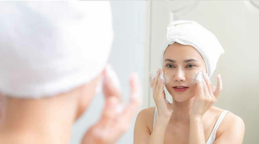 Cara memasukkan postbiotik ke rutinitas setelah membersihkan makeup